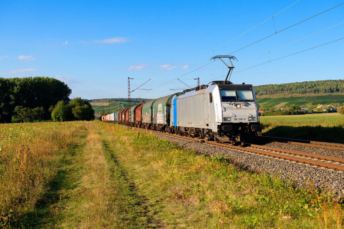 186 296 Railpool/Lineas mit einem gemischten Güterzug bei Retzbach-Zellingen Richtung Würzburg, 09.09.2020