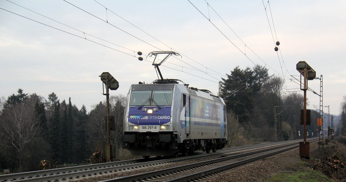 186 297-8  Aachen  von der Rurtalbahn-Cargo kommt als Lokzug von Aachen-West nach Belgien und fährt die Gemmenicher-Rampe hoch. 
Aufgenommen an der Montzenroute am Gemmenicher-Weg.
Bei Sonne und Regenwolken am Nachmittag vom 21.2.2019.