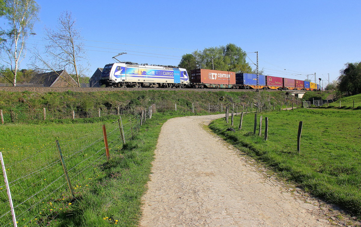 186 297-8  Aachen  von der Rurtalbahn-Cargo kommt aus Richtung Aachen-West und fährt die Gemmenicher-Rampe hoch mit einem langen KLV-Containerzug aus Frankfurt-Höchstadt am Main(D) nach Genk-Goederen(B) und fährt gleich in den Gemmenicher-Tunnel hinein. 
Aufgenommen von einem Weg in Reinartzkehl.
Bei schönem Frühlingswetter am Morgen vom 20.4.2019. 