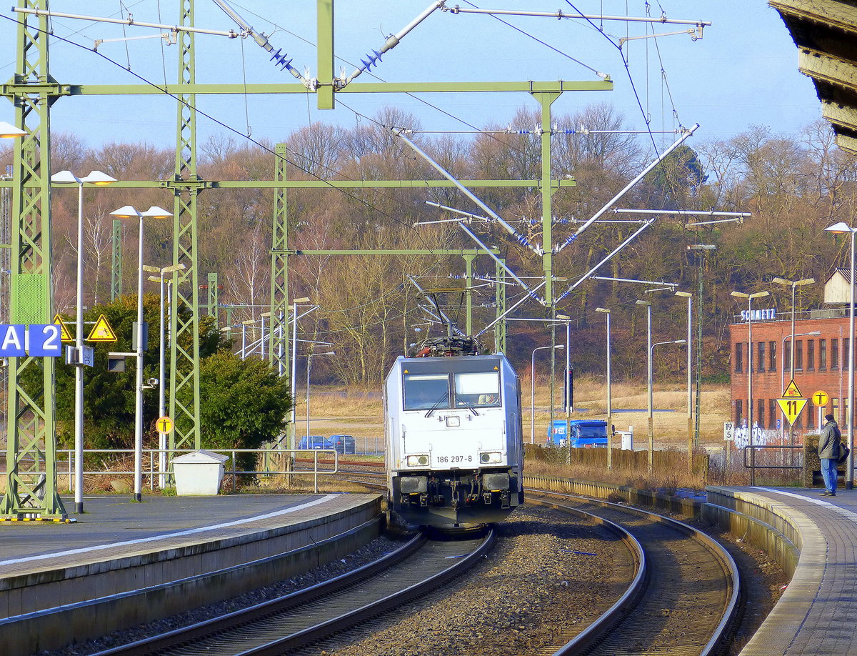 186 297-8 von Railpool kommt als Lokzug aus Millingen(D) nach Aachen-West(D) nd kommt aus Richtung Mönchengladbach-Hbf,Rheydt-Hbf,Wickrath,Beckrath,Herrath,Erkelenz,Baal,Hückelhoven-Baal,Brachelen,Lindern,Süggerath,Geilenkirchen,Frelenberg,Zweibrüggen,Übach-Palenberg,Rimburg,Finkenrath,Hofstadt und fährt durch Herzogenrath in Richtung Kohlscheid,Richterich,Laurensberg,Aachen-West. 
Aufgenommen vom Bahnsteig in Herzogenrath. 
Bei Sonnenschein am Kalten Nachmittag vom 15.2.2018.