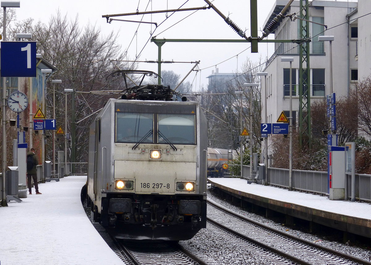 186 297-8 von Railpool  kommt durch Aachen-Schanz mit einem Kesselzug aus Antwerpen-BASF(B) nach Ludwigshafen-BASF(D) und kommt aus Richtung Aachen-West und fährt in Richtung Aachen-Hbf,Aachen-Rothe-Erde,Stolberg-Hbf(Rheinland)Eschweiler-Hbf,Langerwehe,Düren,Merzenich,Buir,Horrem,Kerpen-Köln-Ehrenfeld,Köln-West,Köln-Süd. Aufgenommen vom Bahnsteig von Aachen-Schanz.
Bei leichtem Schneefall am Eiskalten Morgen vom 20.3.2018.