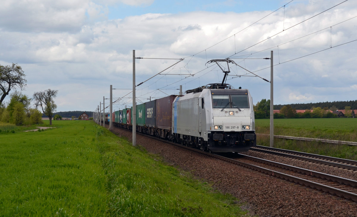 186 297 führte am 29.04.17 im Auftrag der Rurtalbahn einen Containerzug durch Rodleben Richtung Roßlau.
