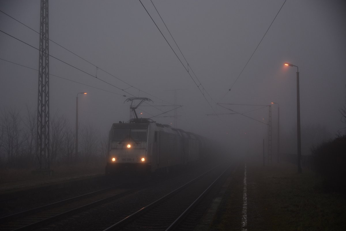 186 298-6 arbeitet sich mit einer 193er und einem Kesselzug am Haken durch den dichten Nebel durch Güterglück gen Magdeburg.

Güterglück 11.01.2018