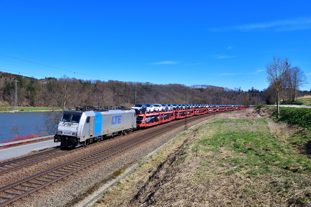 186 298 mit einem Autozug am 15.03.2020 bei Sandbach.