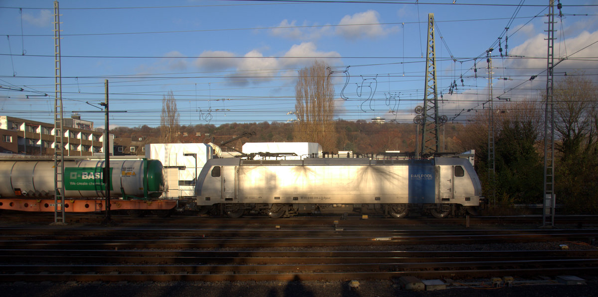 186 299-4 von Lineas/Railpool fährt mit einem BASF-Tankcontainerzug aus Ludwigshafen-BASF nach Antwerpen-BASF(B) aufgenommen bei der Ausfahrt aus Aachen-West in Richtung Montzen/Belgien. 
Aufgenommen vom Bahnsteig in Aachen-West.
Bei Sonne und Wolken am Nachmittag vom 3.12.2019.