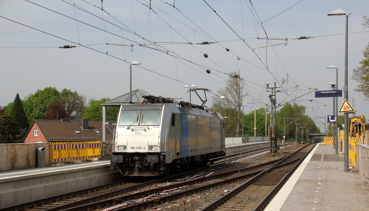 186 299-4 von Lineas/Railpool kommt als Lokzug aus Köln-Grmeberg(D) nach Antwerpen-Noord(B) und fährt als Umleiter durch Kohlscheid aus Richtung Herzogenrath und fährt die Kohlscheider-Rampe hoch nach Aachen-West.
Aufgenommen von Bahnsteig 1 in Kohlscheid.
Bei Sommerwetter am Nachmittag vom 23.4.2019. 