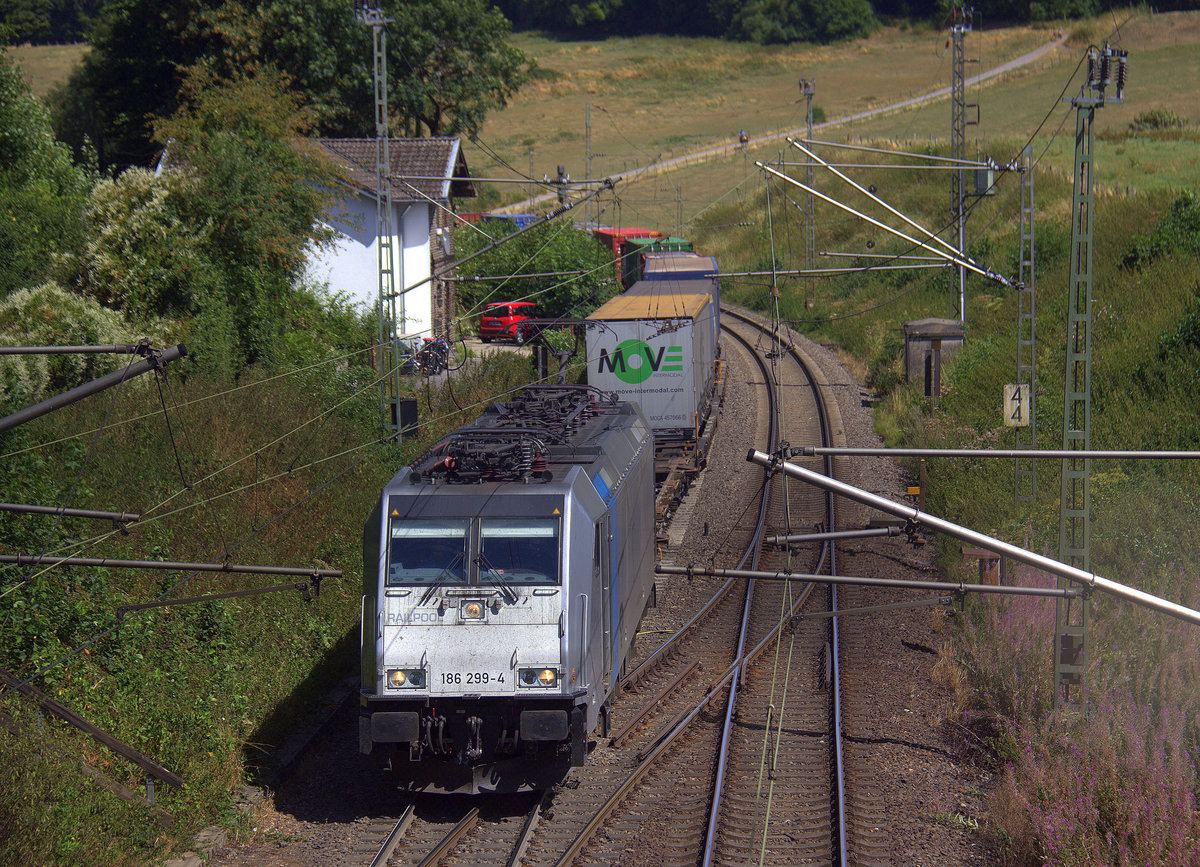 186 299-4 von Lineas/Railpool kommt aus Richtung Aachen-West und fährt die Gemmenicher-Rampe hochgefahren mit einem langen Containerzug aus Gallarate(I) nach Antwerpen-Oorderen(B) und fährt gleich in den Gemmenicher-Tunnel hinein und fährt in Richtung Montzen/Vise(B). Aufgenommen in Reinartzkehl an der Montzenroute.
Bei Sommerwetter am Nachmittag vom 12.8.2018.