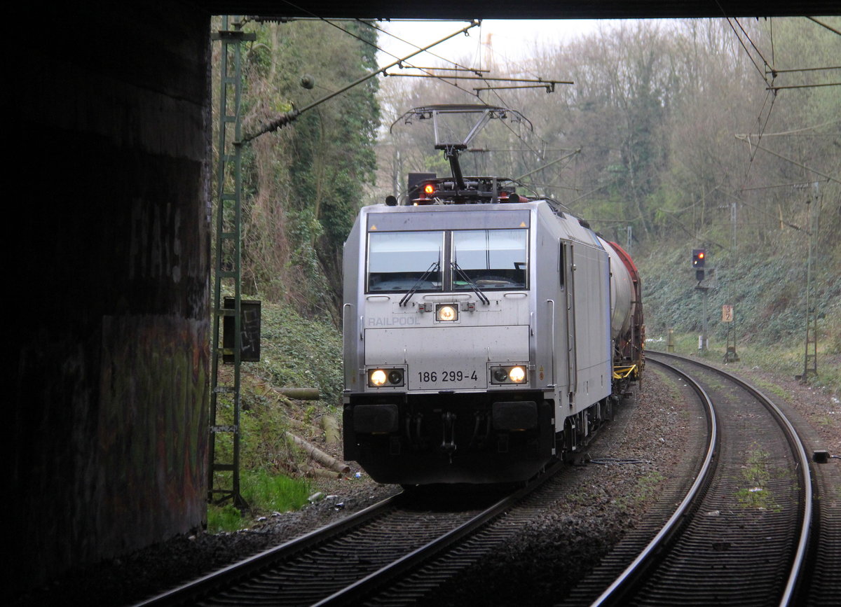 186 299-4 von Lineas/Railpool  kommt aus Richtung Köln,Aachen-Hbf und fährt durch Aachen-Schanz mit einem Güterzug aus Köln-Gremberg(D) nach Antwerpen-Noord(B) und fährt in Richtung Aachen-West. 
Aufgenommen vom Bahnsteig von Aachen-Schanz. 
Am Morgen vom 2.4.2019.