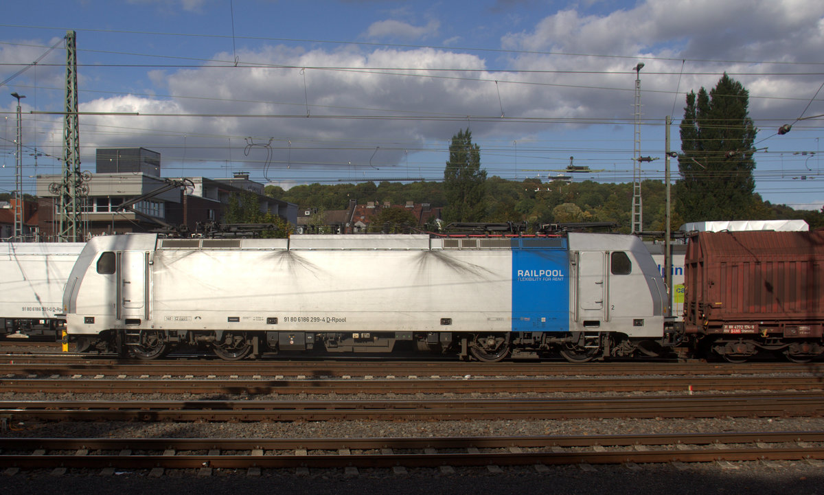 186 299-4 von Lineas/Railpool kommt aus Richtung Montzen/Belgien mit einem Güterzug aus Antwerpen-Noord(B) nach Köln-Gremberg(D) und fährt in Aachen-West ein. 
Aufgenommen vom Bahnsteig in Aachen-West. 
Bei Sonne und Wolken am Nachmittag vom 18.9.2019.