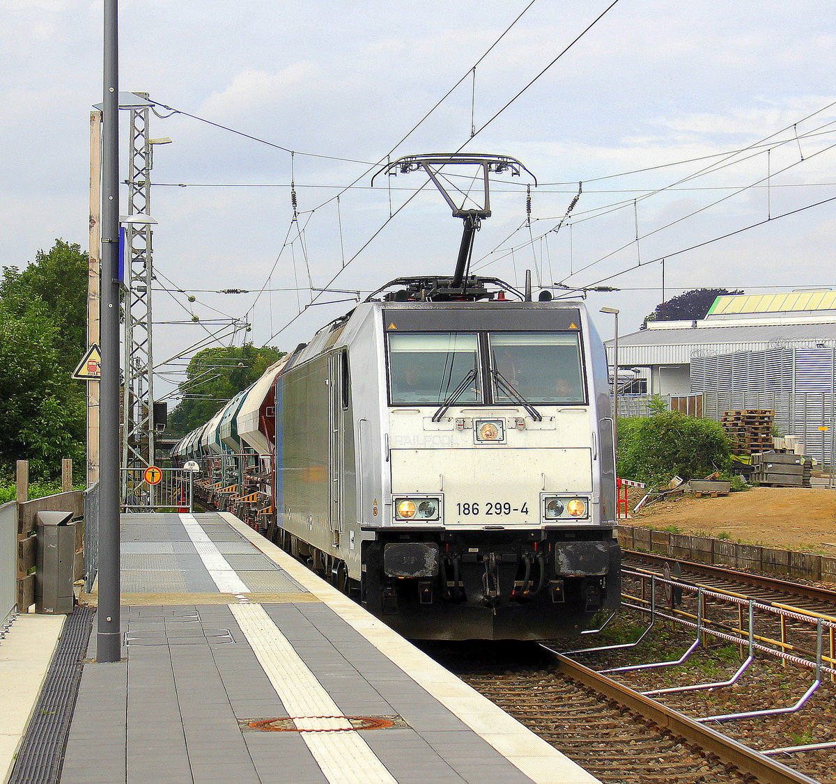 186 299-4 von Lineas/Railpool kommt die Kohlscheider-Rampe hoch aus Richtung Mönchengladbach,Herzogenrath mit einem Kalkleerzug aus Oberhausen-West(D) nach Hermalle-Huy(B) und fährt durch Kohlscheid in Richtung Richterich,Laurensberg,Aachen-West. Aufgenommen von Bahnsteig 2 in Kohlscheid.
Bei Sommerwetter am Nachmittag vom 20.6.2019.