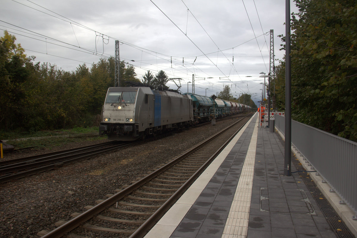 186 299-4 von Lineas/Railpool kommt die Kohlscheider-Rampe hoch aus Richtung Mönchengladbach,Herzogenrath mit einem Kalkleerzug aus Oberhausen-West(D) nach Hermalle-Huy(B) und fährt durch Kohlscheid in Richtung Richterich,Laurensberg,Aachen-West. Aufgenommen von Bahnsteig 1 in Kohlscheid. 
Bei Wolken am Nachmittag vom 17.10.2019.