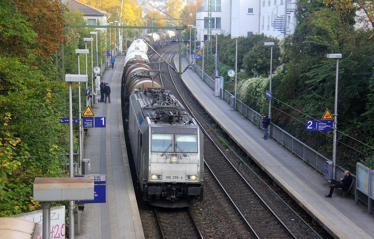 186 299-4 von Lineas/Railpool kommt mit einem Kesselzug aus Antwerpen-Noord(B) nach Köln-Eifeltor(D) fährt durch Aachen-Schanz in Richtung Aachen-Hbf,Aachen-Rothe-Erde,Stolberg-Hbf(Rheinland)Eschweiler-Hbf,Langerwehe,Düren,Merzenich,Buir,Horrem,Kerpen-Köln-Ehrenfeld,Köln-West,Köln-Süd. 
Aufgenommen von der Brücke in Aachen-Schanz. 
Am Morgen vom 9.10.2018.