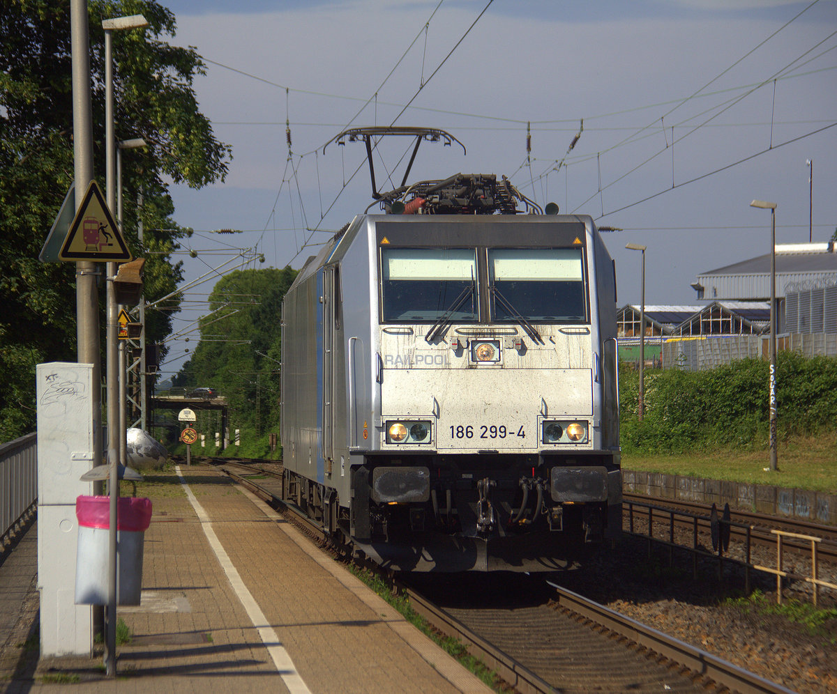 186 299-4 von Railpool  kommt als Lokzug aus Osten nach Aachen-West  und fährt die Kohlscheider-Rampe hoch aus Richtung Herzogenrath und fährt durch Kohlscheid in Richtung Richterich,Laurensberg,Aachen-West. 
Aufgenommen von Bahnsteig 2 in Kohlscheid. 
Bei Sommerwetter am Nachmittag vom 31.5.2018.