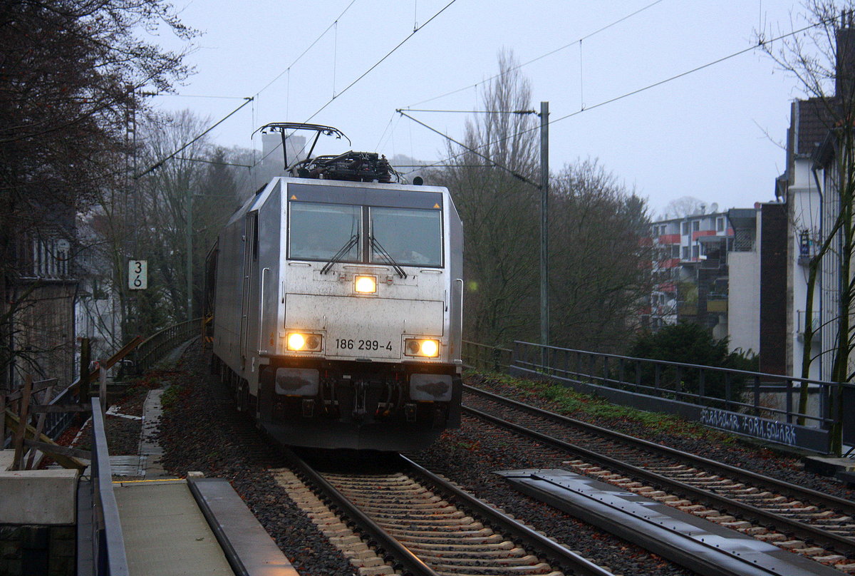 186 299-4 von Railpool kommt durch Aachen-Schanz mit einem  Kesselzug aus Antwerpen-BASF(B) nach Ludwigshafen-BASF(D) und kommt aus Richtung Aachen-West und fährt in Richtung Aachen-Hbf,Aachen-Rothe-Erde,Stolberg-Hbf(Rheinland)Eschweiler-Hbf,Langerwehe,Düren,Merzenich,Buir,Horrem,Kerpen-Köln-Ehrenfeld,Köln-West,Köln-Süd. Aufgenommen vom Bahnsteig von Aachen-Schanz. 
Am Morgen vom 19.12.2017.