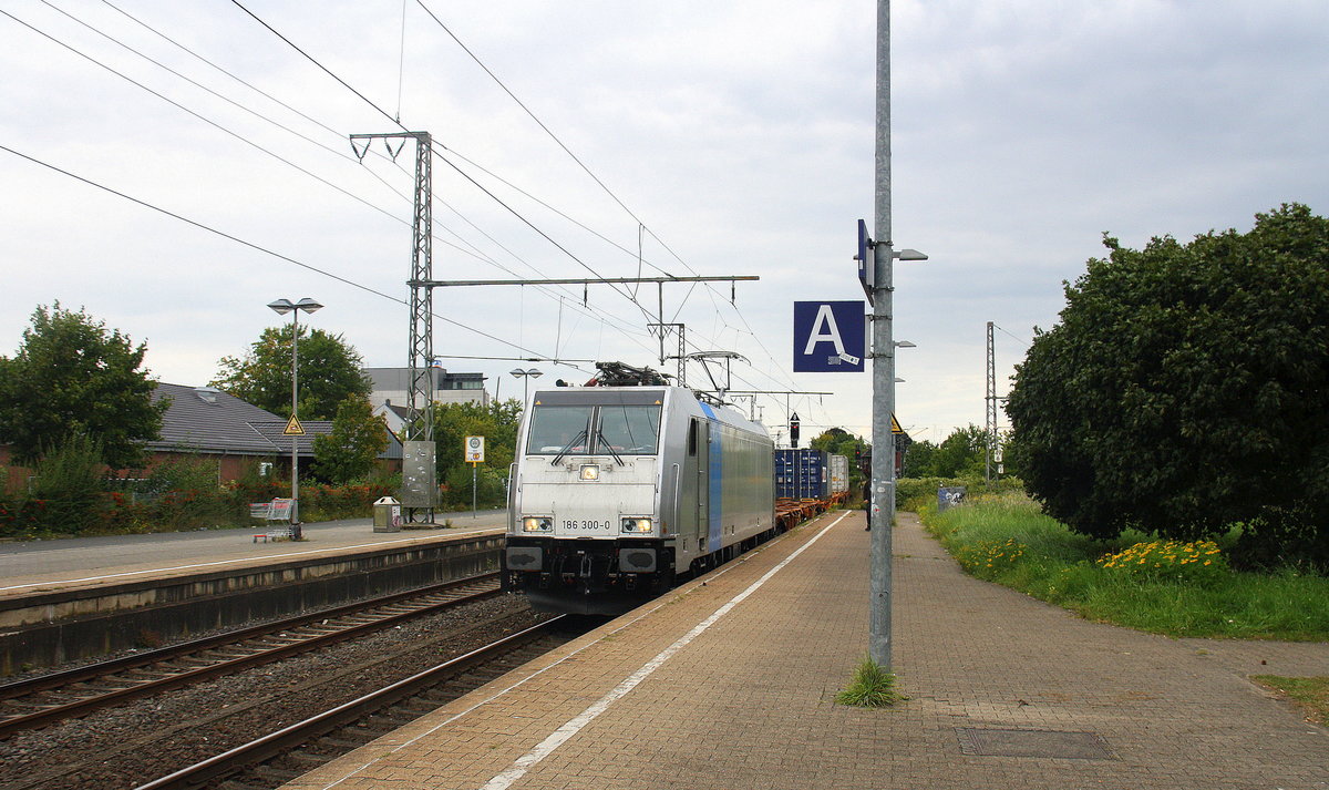 186 300-0 von Railpool kommt aus Richtung Mönchengladbach-Hbf mit einem Containerzug aus Rotterdam(NL) nach Mannheim(D)  und fährt durch den Rheydter-Hbf in Richtung Grevenbroich,Köln. 
Aufgenommen vom Bahnsteig 3 in Rheydt-Hbf.
Am Nachmittag vom 4.9.2017.