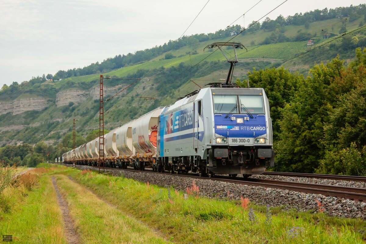 186 300-0 RTBCargo mit Kesselzug in Thüngersheim, August 2021.