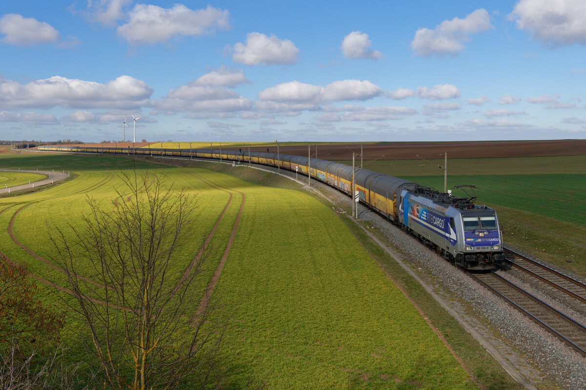 186 300 Railpool/RTB Cargo mit einem ARS Altmann Autotransportzug bei Gnötzheim Richtung Ansbach, 27.02.2021
