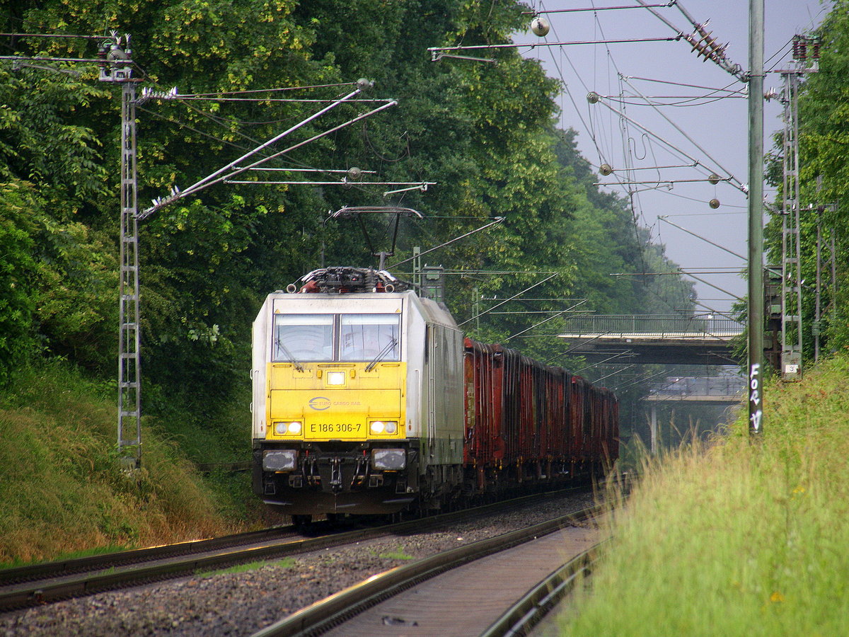186 306-7 der Euro Cargo Rail kommt die Kohlscheider-Rampe hoch aus Richtung Neuss,Herzogenrath mit einem Schrottzug aus Köln-Kalk(D) nach Genk-Goederen(B) und fährt durch Kohlscheid in Richtung Richterich,Laurensberg,Aachen-West. Aufgenommen vom Bahnsteig 1 in Kohlscheid.
Bei Regenwetter am Nachmittag vom 17.6.2016.