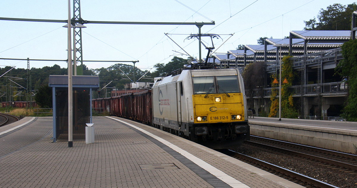 186 312-5 der Euro Cargo Rail  kommt durch Herzogenrath aus Richtung Neuss mit einem  Schrottzug aus Köln-Kalk(D) nach Genk-Goederen(B) und fährt in Richtung Kohlscheid,Richterich,Laurensberg,Aachen-West. 
Aufgenommen vom Bahnsteig 2 in Herzogenrath. 
Am 30.9.2016.