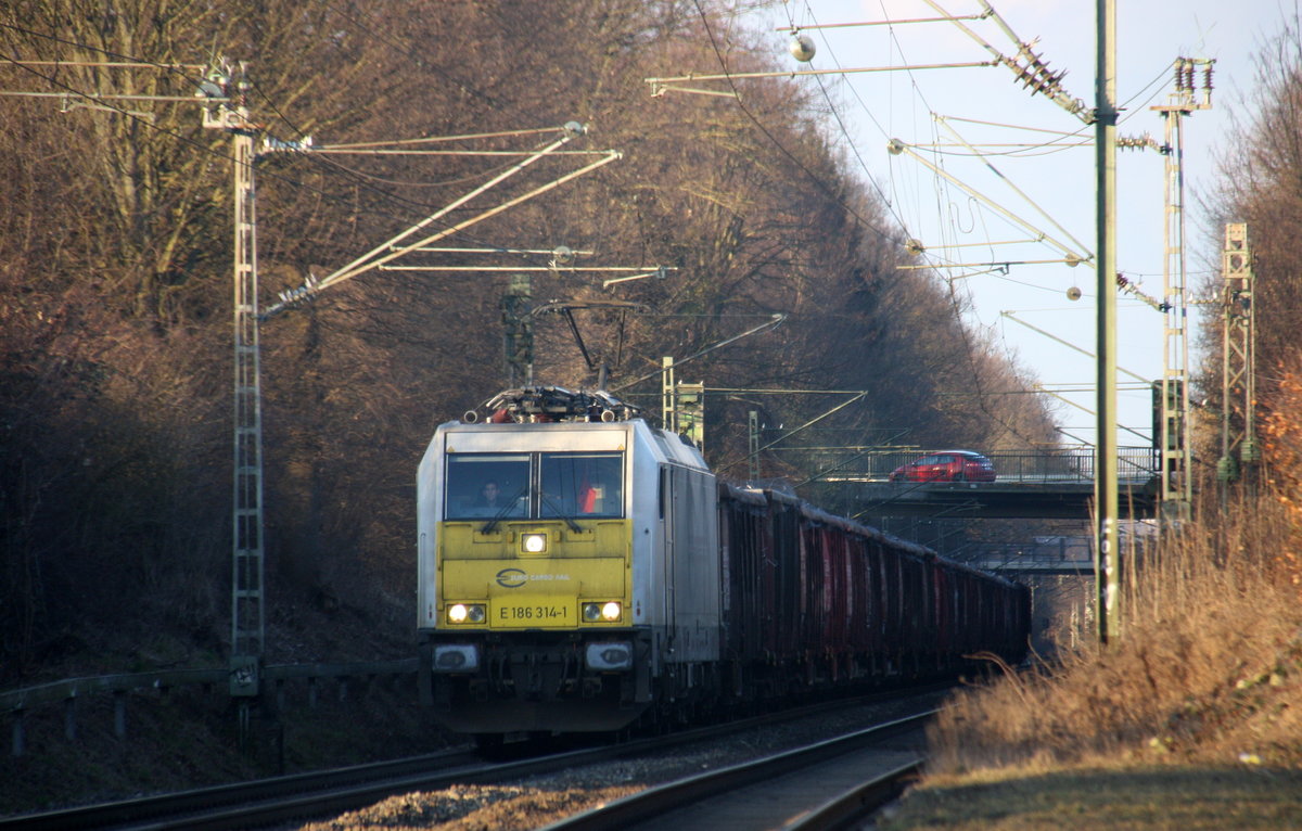 186 314-1 der Euro Cargo Rail kommt die Kohlscheider-Rampe hoch aus Richtung Neuss,Herzogenrath mit einem Schrottzug aus Köln-Kalk(D) nach Genk-Goederen(B) und fährt durch Kohlscheid in Richtung Richterich,Laurensberg,Aachen-West. 
Aufgenommen vom Bahnsteig 1 in Kohlscheid. 
Bei Sonnenschein am Nachmittag vom 16.2.2017.