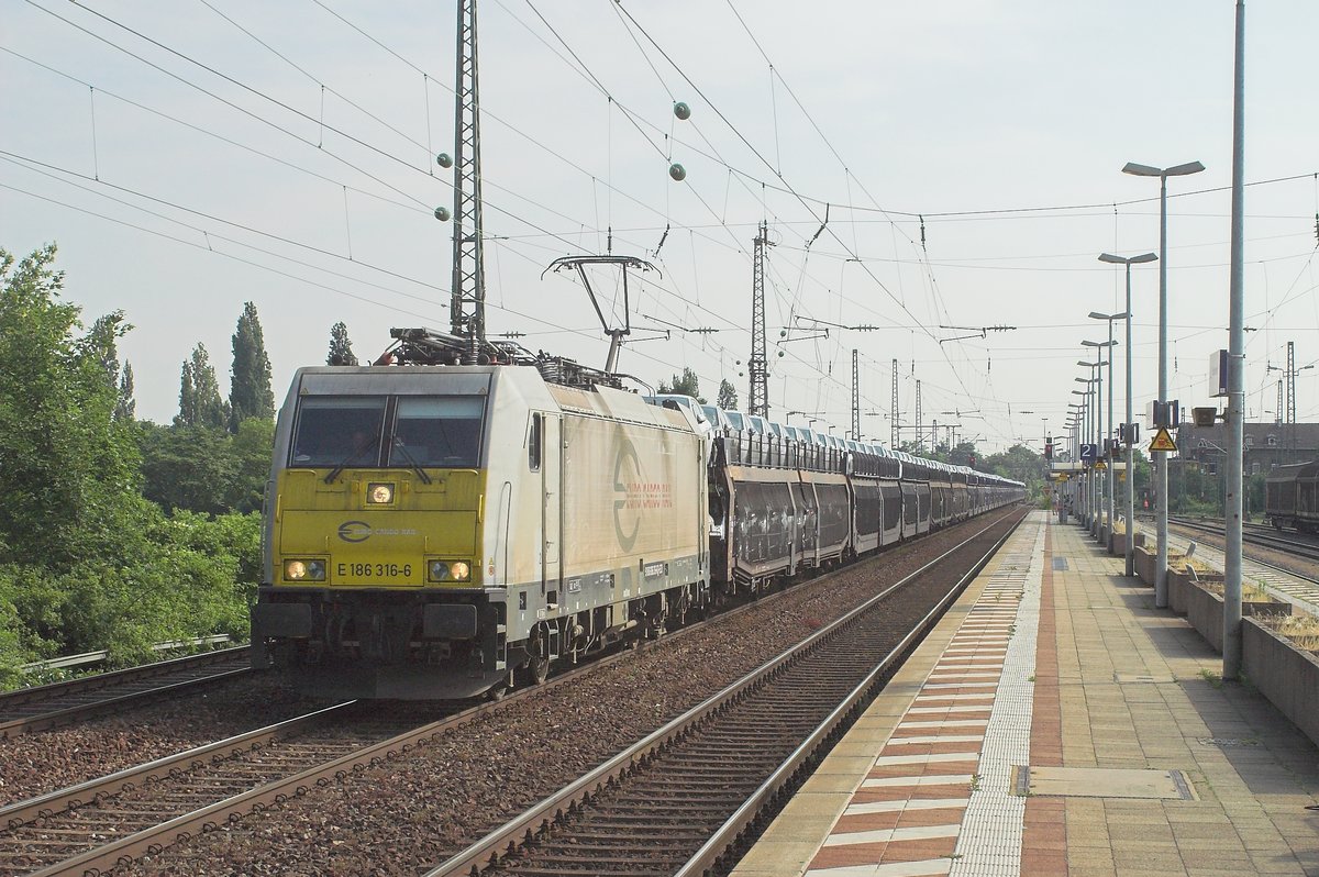 186 316-6 rollt durch Neustadt Böbig mit einem langem vollem Autozug im Richtung Kaiserslauten. 15 Juni 2015.