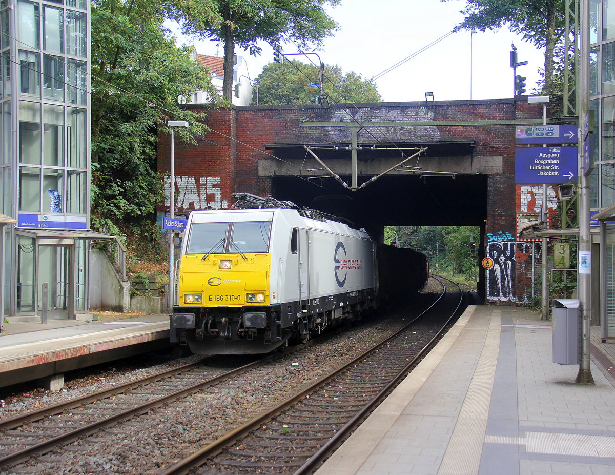 186 319-0 der Euro-Cargo-Rail   kommt aus Richtung Köln,Aachen-Hbf und fährt durch Aachen-Schanz mit einem Schrottzug aus Köln-Kalk(D) nach Genk-Goederen(B) und fährt in Richtung Aachen-West. 
Aufgenommen vom Bahnsteig von Aachen-Schanz. 
Am 8.8.2018.