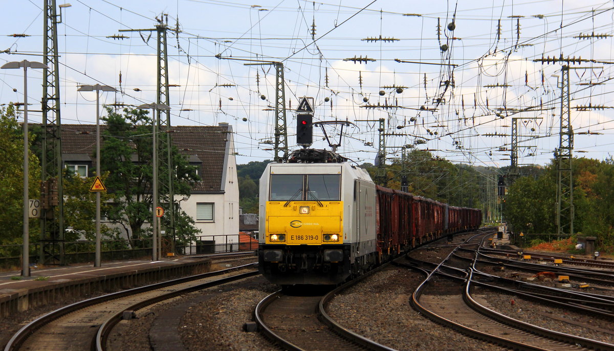 186 319-0 der Euro-Cargo-Rail  kommt aus Richtung Köln mit einem Schrottzug aus Köln-Kalk(D) nach Genk-Goederen(B) und fährt durch den Aachener-Hbf in Richtung Aachen-Schanz,Aachen-West. 
Aufgenommen vom Bahnsteig 2 vom Aachen-Hbf.
Am Abend vom 9.8.2018.