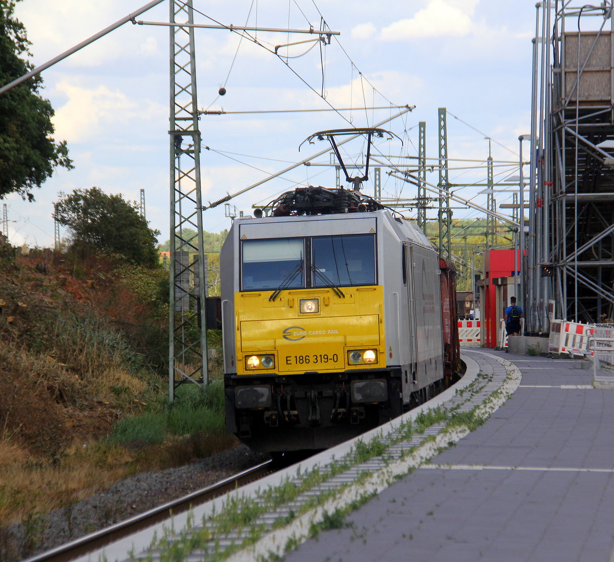 186 319-0 der Euro-Cargo-Rail kommt aus Richtung Köln mit einem Schrottzug aus Köln-Kalk(D) nach Genk-Goederen(B) und fährt durch Stolberg-Rheinland-Hbf in Richtung Aachen-Eilendorf,Aachen-Rothe-Erde,Aachen-Hbf,Aachen-Schanz,Aachen-West.
Aufgenommen vom Bahnsteig 1 in Stolberg-Hbf. 
Bei Sommmwetter am Nachmittag vom 10.8.2018.