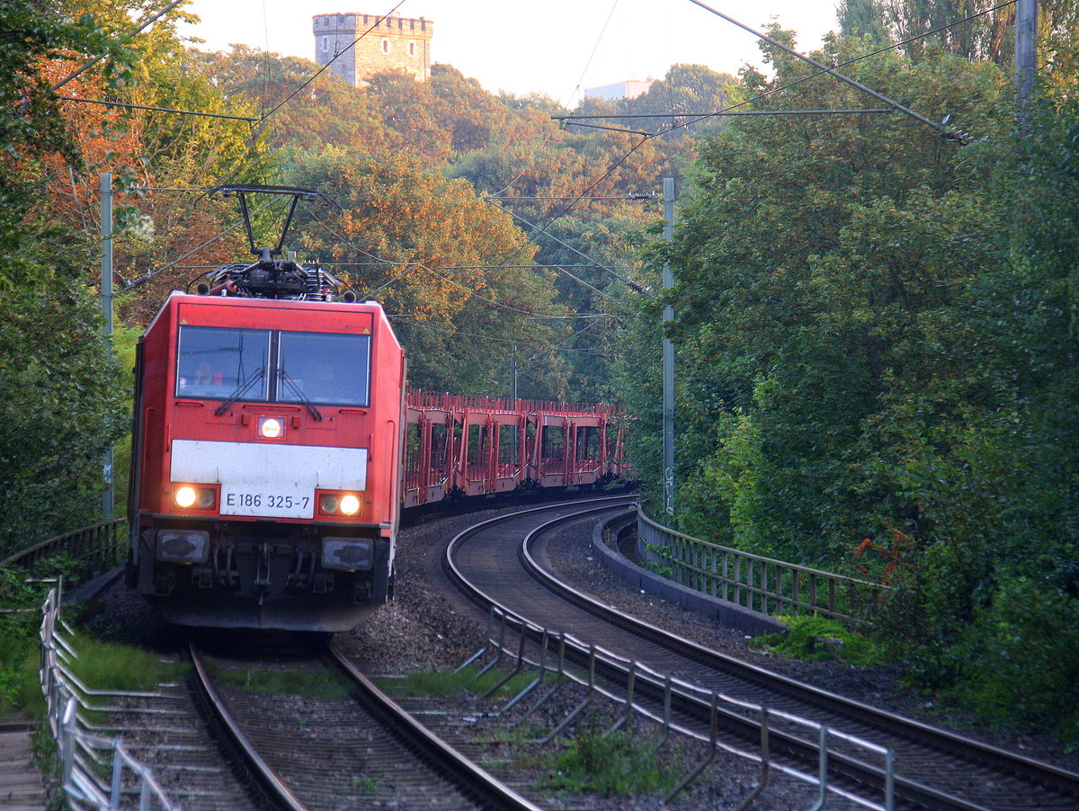 186 325-7 von DB-Schenker  kommt aus Richtung Aachen-West mit einem Autoleerzug aus Zeebrugge-Ramskapelle(B) nach Sindelfingen(D)  und fährt durch Aachen-Schanz in Richtung Aachen-Hbf,Aachen-Rothe-Erde,Stolberg-Hbf(Rheinland)Eschweiler-Hbf,Langerwehe,Düren,Merzenich,Buir,Horrem,Kerpen-Köln-Ehrenfeld,Köln-West,Köln-Süd. Aufgenommen vom Bahnsteig von Aachen-Schanz.
Am einem schönem Sommermorgen vom  13.9.2016.