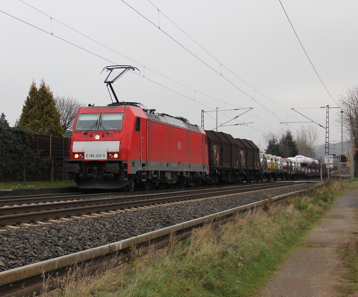 186 326-5 mit gemischtem Güterzug in Fahrtrichtung Süden. Aufgenommen in Ludwigsau-Friedlos am 16.11.2013.