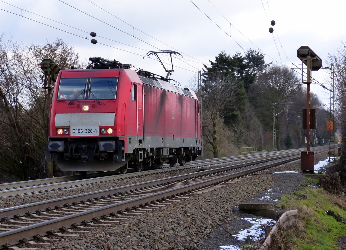 186 328-1 DB-Schenker kommt als Lokzug von Aachen-West nach Belgien und fährt die Gemmenicher-Rampe hoch. Aufgenommen an der Montzenroute am Gemmenicher-Weg. 
Bei Sonnenschein und Schnee am Mittag vom 12.2.2018.