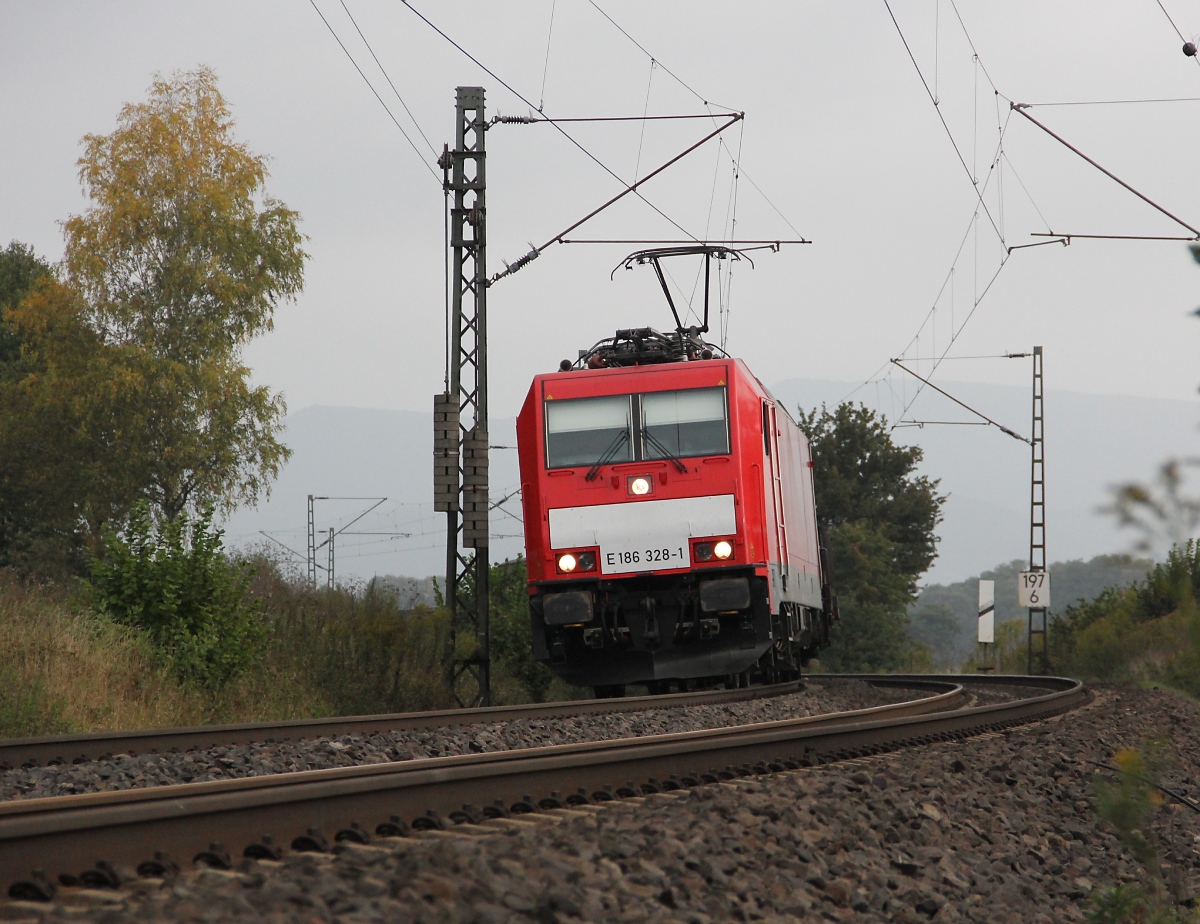 186 328-1 mit gemischtem Güterzug im Gleisbogen Fahrtrichtung Süden kurz vor Wehretal-Reichensachsen. Aufgenommen am 26.09.2013.