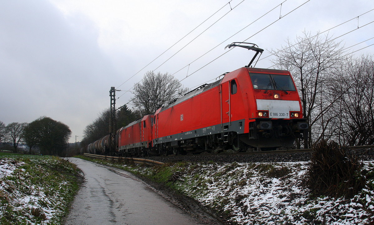 186 330-7 und 186 339-8 beide von DB-Schenker kommen aus Richtung Montzen/Belgien mit einem langen Ölzug aus Antwerpen-Petrol(B) nach Basel-SBB(CH) und fahren die Rampe nach Aachen-West hinunter.
Aufgenommen an der Montzenroute am Gemmenicher-Weg. 
Am Kalten Vormittag vom 28.12.2017.