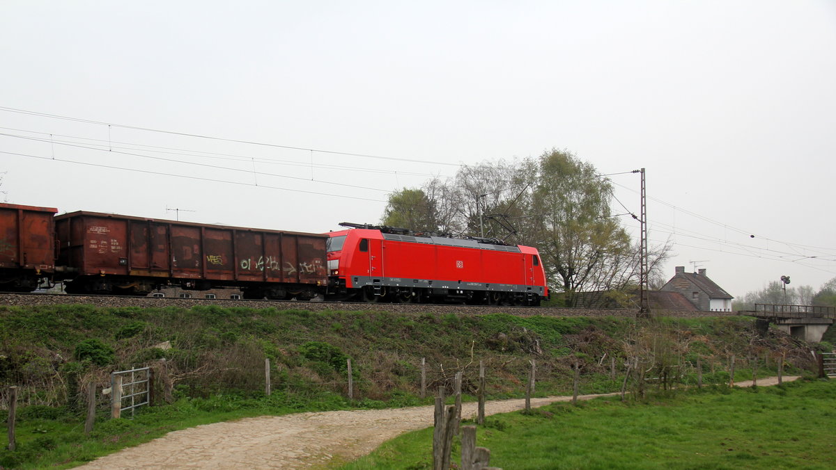 186 330-7 DB-Schenker fährt als Schubhilfe sie schiebt einem schweren Schrottzug aus Köln-Kalk(D) nach Genk-Goederen(B) bis zum Gemmenicher-Tunnel.  
Vorne fährt 186 386-9 von Akiem/Lineas.
Aufgenommen von einem Weg in Reinartzkehl.
Am Nachmittag vom 9.4.2019.