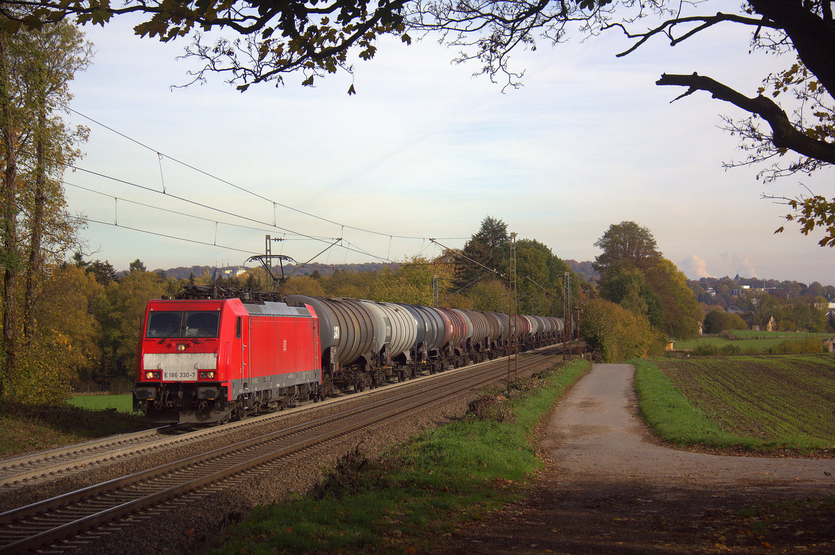 186 330-7 DB-Schenker kommt aus Richtung Aachen-West und fährt die Gemmenicher-Rampe hoch mit einem langen Ölleerzug aus Basel(CH) nach Antwerpen-Petrol(B) und fährt in Richtung Gemmenicher-Tunnel,Botzelaer(B),Gemmenich(B),Nouvelaer(B),Moresnet(B),Moresnet-Chapelle(B),Montzen(B). 
Aufgenommen an der Gemmenicher-Rampe am Gemmenicher-Weg an der Montzenroute.
Bei schönem Herbstwetter am Vormittag vom 3.11.2018. 