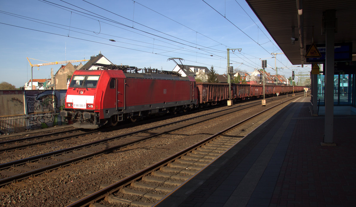 186 330-7 DB-Schenker kommt mit einem  Schrottzug aus Köln-Kalk(D) nach Genk-Goederen(B) und kommt aus Richtung Köln-Kalk,Köln-Gremberg,Köln-Poll,Kölner-Südbrücke,Köln-Süd,Köln-West und fährt durch Köln-Ehrenfeld in Richtung Horrem,Sindorf,Buir,Merzenich,Düren,Langerwehe,Eschweiler-Hbf,Stolberg-Hbf(Rheinland),Aachen-Eilendorf,Aachen-Rothe-Erde,Aachen-Hbf,Aachen-Schanz,Aachen-West.
Aufgenommen vom Bahnsteig 3 in Köln-Ehrenfeld. 
Bei Sommerwetter am 18 April 2018. 
Aufgenommen am 18.4.2018.