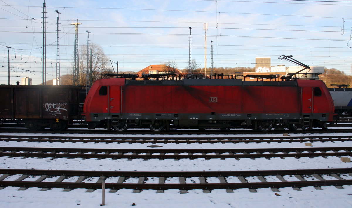 186 330-7 DB-Schenker steht in Aachen-West mit einem Schrottzug aus Köln-Kalk(D) nach Genk-Goederen(B) und wartet auf die Abfahrt nach Belgien. 
Aufgenommen vom Bahnsteig in Aachen-West. 
Bei Schnee am Kalten Nachmittag vom 20.1.2017.