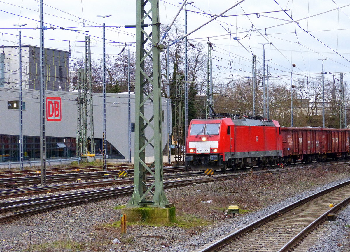 186 333-1 DB-Schenker kommt aus Richtung Köln,Aachen-Hbf,Aachen-Schanz mit einem Schrottzug aus Köln-Kalk(D) nach Genk-Goederen(B) und fährt in Aachen-West ein. 
Aufgenommen vom Bahnsteig in Aachen-West.
Bei Wolken am Nachmittag vom 24.1.2018.
