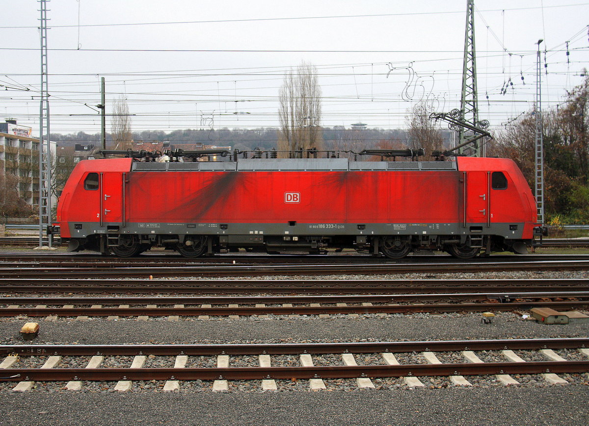 186 333-1 DB-Schenker rangiert in Aachen-West.
Aufgenommen vom Bahnsteig in Aachen-West. 
Aam Kalten Nachmittag vom 6.12.2017.