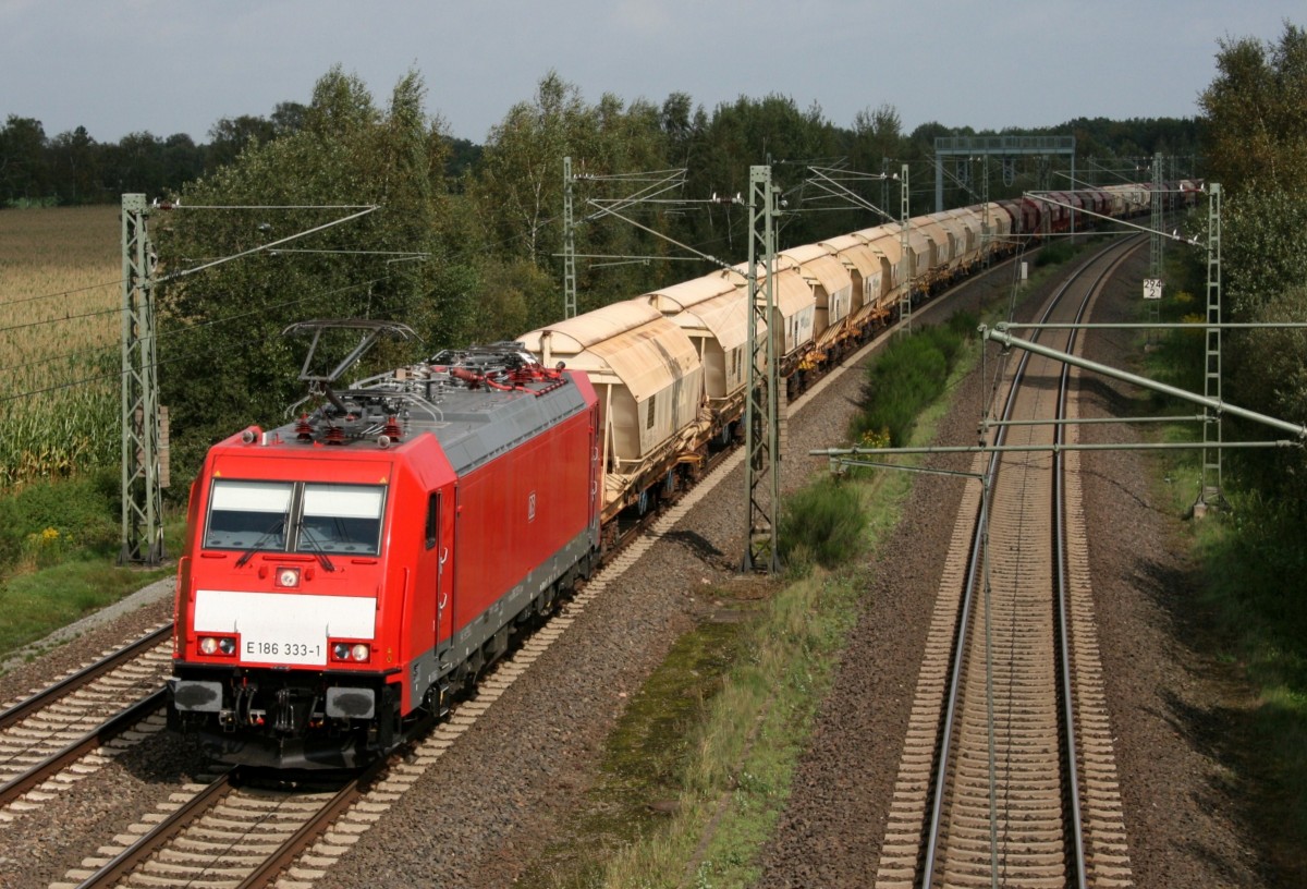 186 333 mit CS 61081 (Hamburg Hohe Schaar–Wunstorf) am 13.09.2011 zwischen Lauenbrck und Scheeel