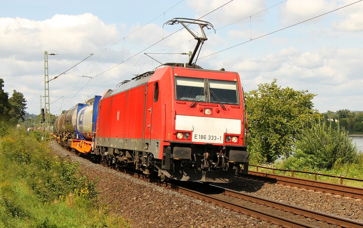 186 333 mit einem Containerzug im Mittelrheintal nahe Königsbach am 24.08.2021
