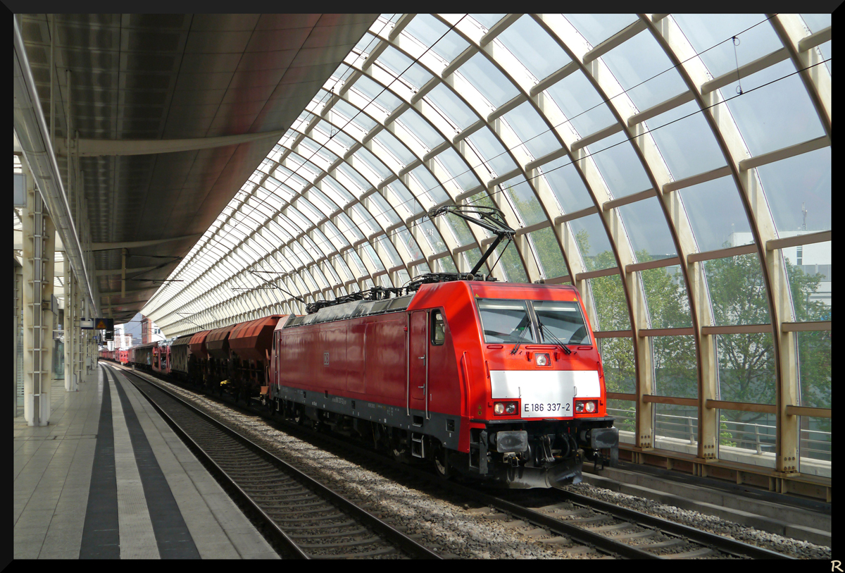 186 337-2 fhrt durch die Bahnhofshalle Ludwigshafen(Rhein) Mitte. (20.05.2013)