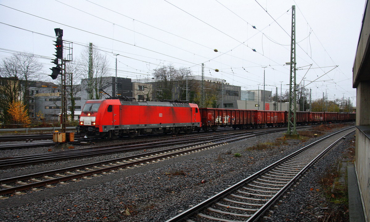 186 338-0 DB-Schenker  kommt aus Richtung Köln,Aachen-Hbf,Aachen-Schanz mit einem Schrottzug aus Köln-Kalk(D) nach Genk-Goederen(B) und fährt in Aachen-West ein.
Aufgenommen vom Bahnsteig in Aachen-West. 
Am Kalten Nachmittag vom 13.12.2017.