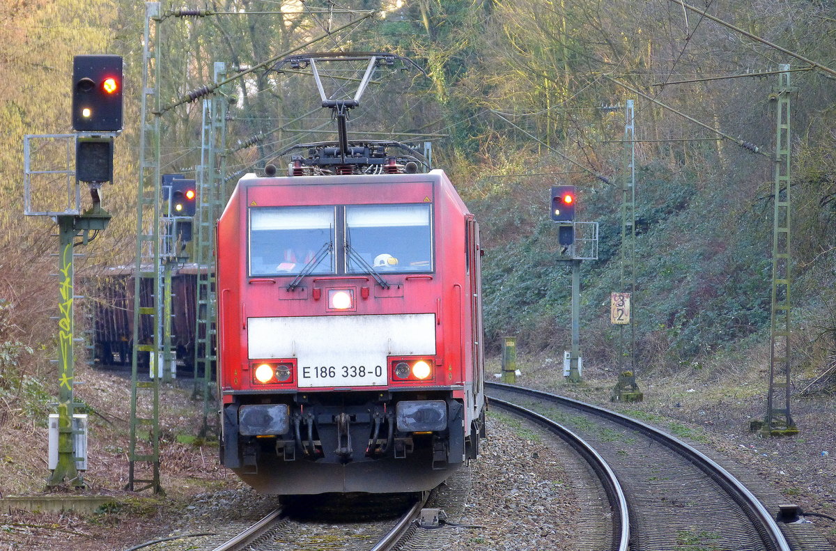 186 338-0 DB-Schenker kommt aus Richtung Köln,Aachen-Hbf und fährt durch Aachen-Schanz mit einem Schrottzug aus Köln-Kalk(D) nach Genk-Goederen(B)  und fährt in Richtung Aachen-West. Aufgenommen vom Bahnsteig von Aachen-Schanz.
Bei Sonnenschein am Kalten Nachmittag vom 14.2.2018.