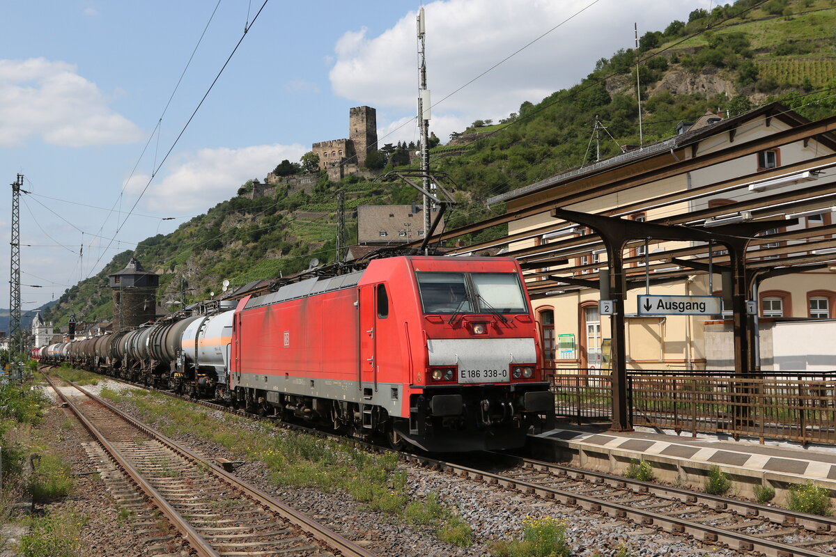186 338 mit einem Kesselwagenzug bei der Durchfahrt von Kaub am 22. Juli 2021.