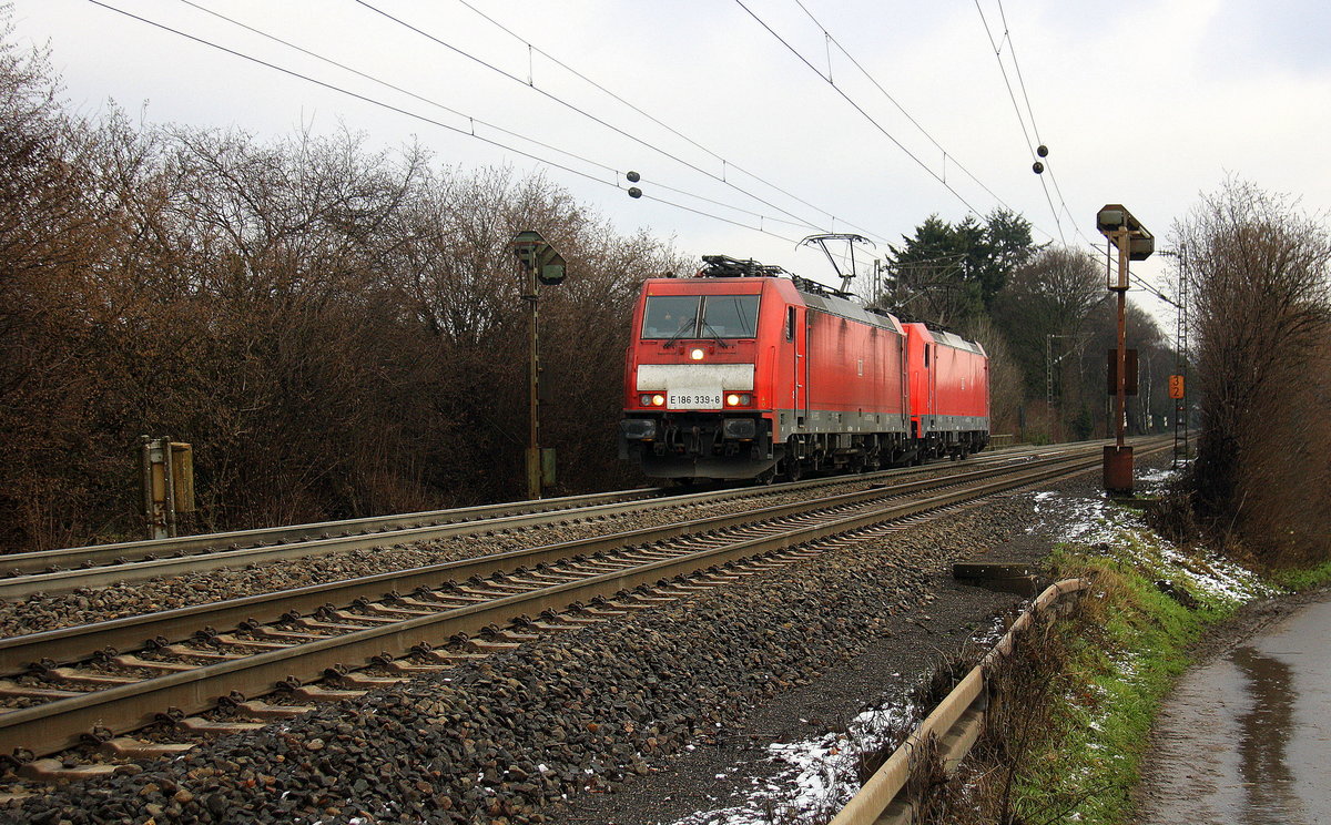 186 339-8 und 186 330-7 beide von DB-Schenker kommen als Lokzug von Aachen-West nach Belgien und fahren die Gemmenicher-Rampe hochgefahren aus Richtung Aachen-West und fahren in Richtung Gemmenicher-Tunnel,Botzelaer(B),Gemmenich(B),Nouvelaer(B),Moresnet(B),Moresnet-Chapelle(B),Montzen(B). 
Aufgenommen an der Montzenroute am Gemmenicher-Weg. 
Am Kalten Vormittag vom 28.12.2017.