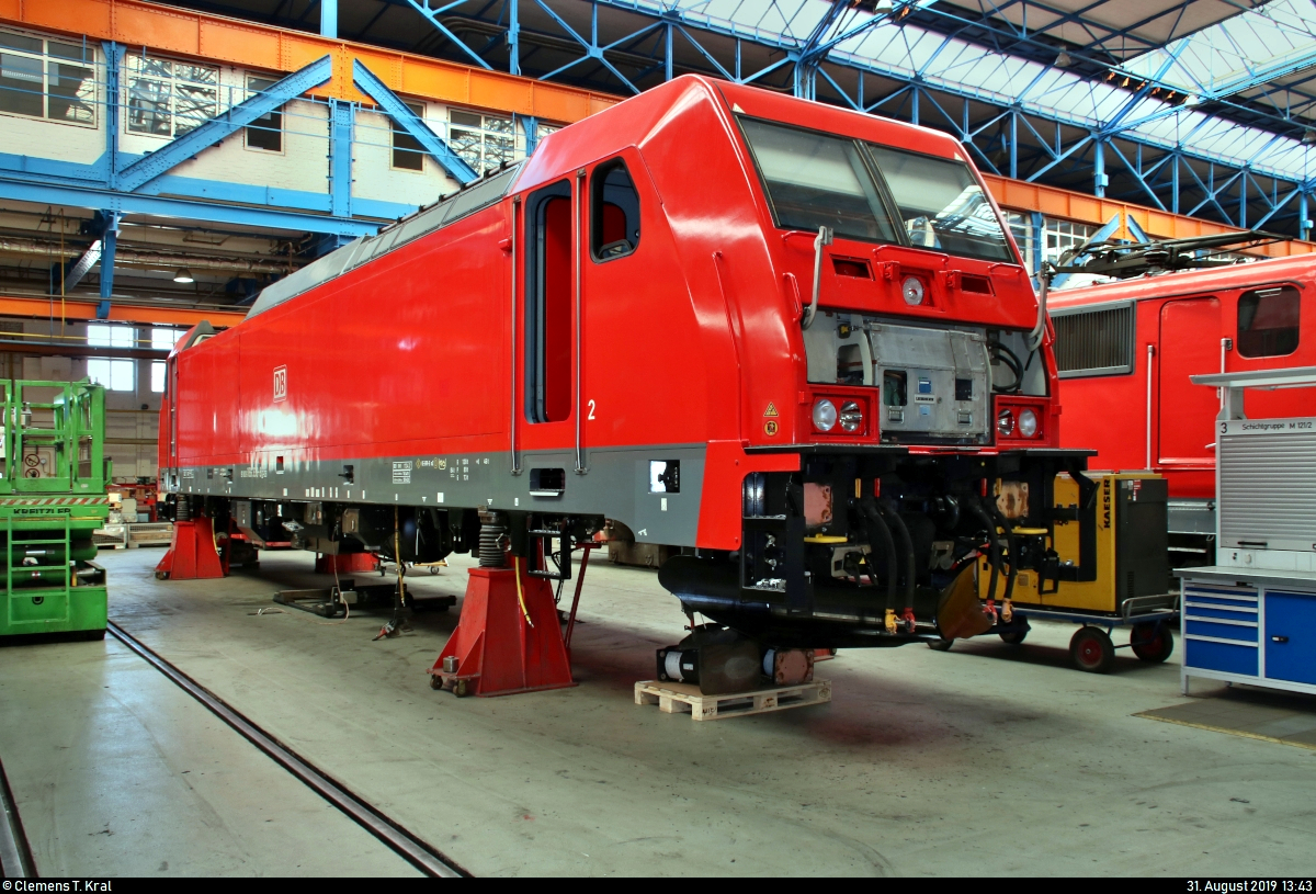186 339-8 der Euro Cargo Rail SAS (ECR), vermietet an die DB, steht aufgebockt in der Werkhalle 1 des DB Werk Dessau (DB Fahrzeuginstandhaltung GmbH).
Aufgenommen während des Tags der offenen Tür anlässlich 90 Jahre Instandhaltung elektrischer Lokomotiven.
[31.8.2019 | 13:43 Uhr]