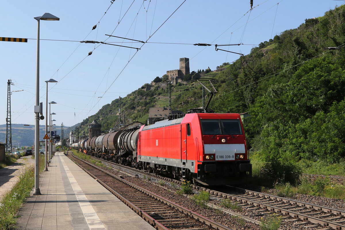 186 339 mit einem Kesselwagenzug am 21. Juli 2021 bei Kaub im Rheintal.