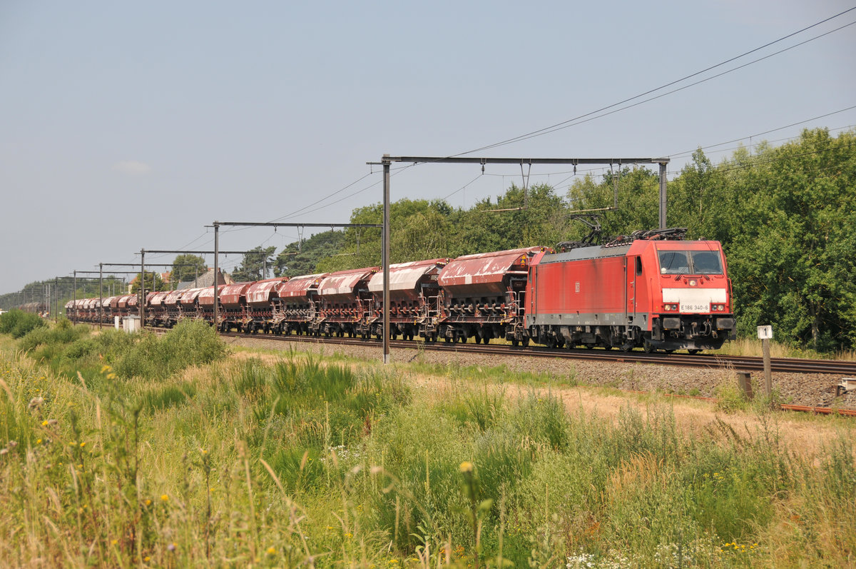 186 340-6 von DB Cargo Nederland rollt durch Lummen Richtung Hasselt. Gruß zurück an den freundlichen TF. Aufnahme vom 06/07/2018.