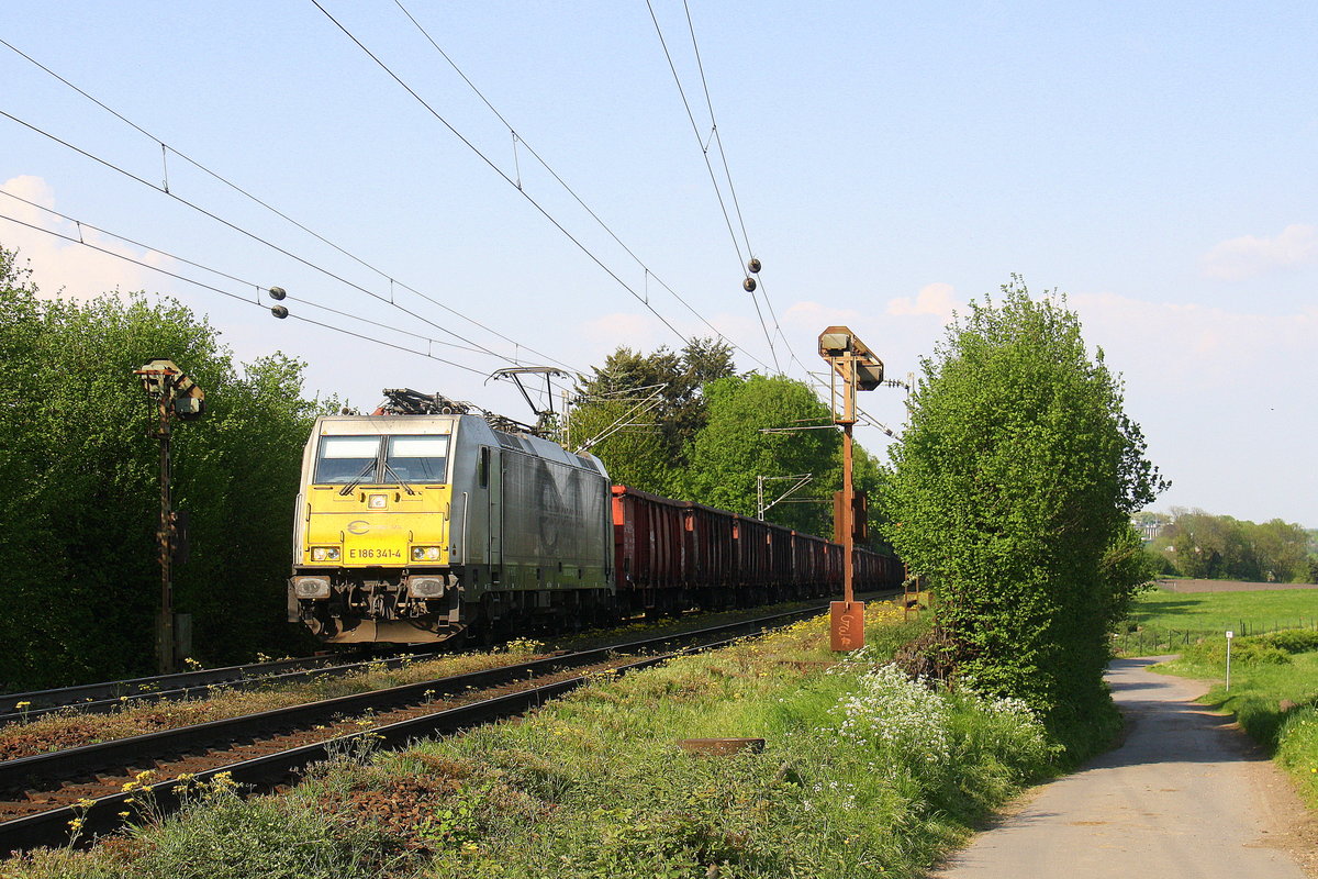 186 341-4 der Euro Cargo Rail kommt aus Richtung Aachen-West und fährt die Gemmenicher-Rampe hoch mit einem Kurzen Schrottzug aus Köln-Kalk(D) nach Genk-Goederen(B) und fährt in Richtung Gemmenicher-Tunnel,Botzelaer(B),Gemmenich(B),Nouvelaer(B),Moresnet(B),Moresnet-Chapelle(B),Montzen(B). Aufgenommen an der Montzenroute am Gemmenicher-Weg.
Bei Sommerwetter am Abend vom 12.5.2016.